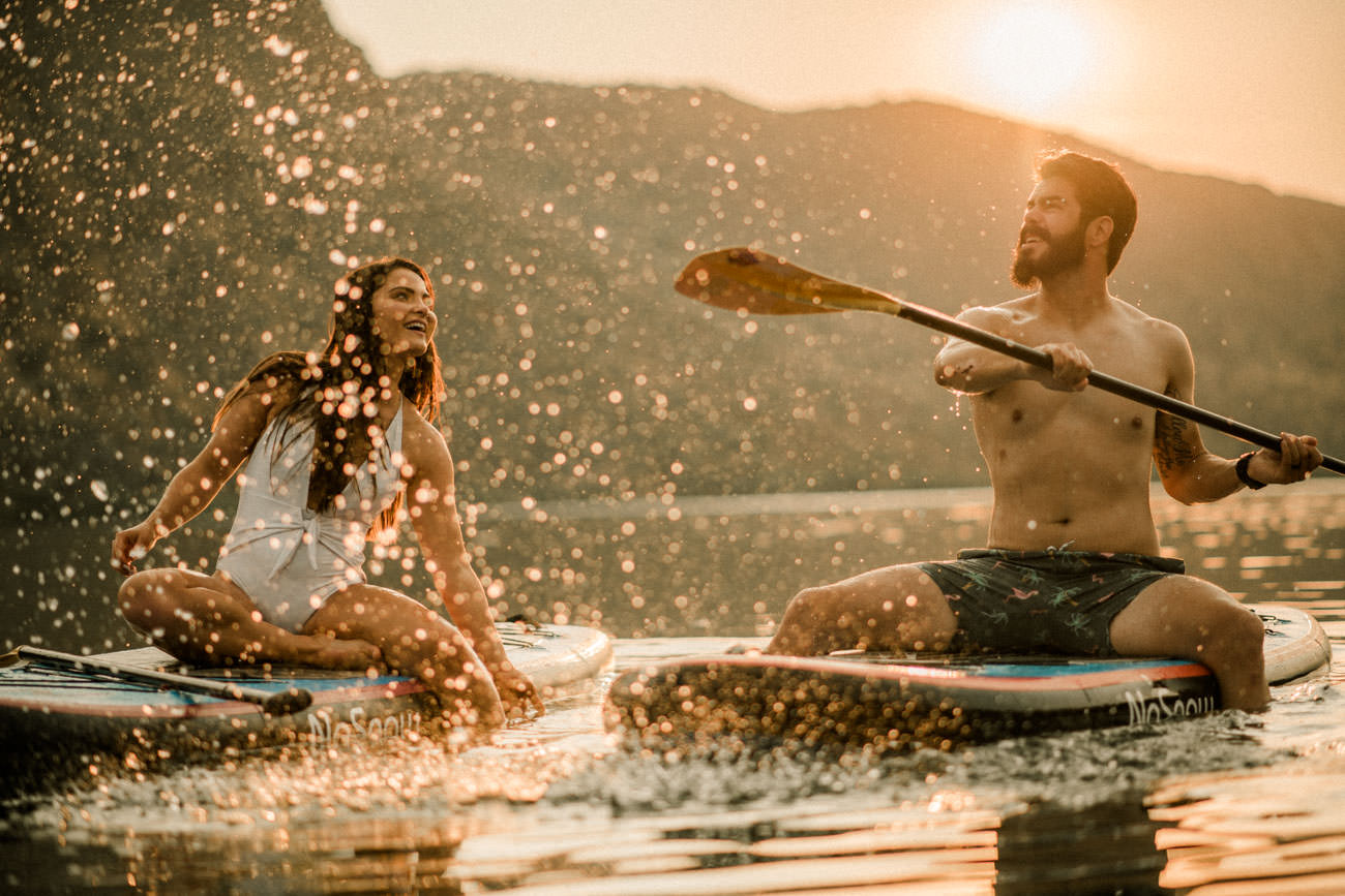 Engagement Outfit inspiration guide with couple at Horsethief Butte WA with paddleboard props on the water