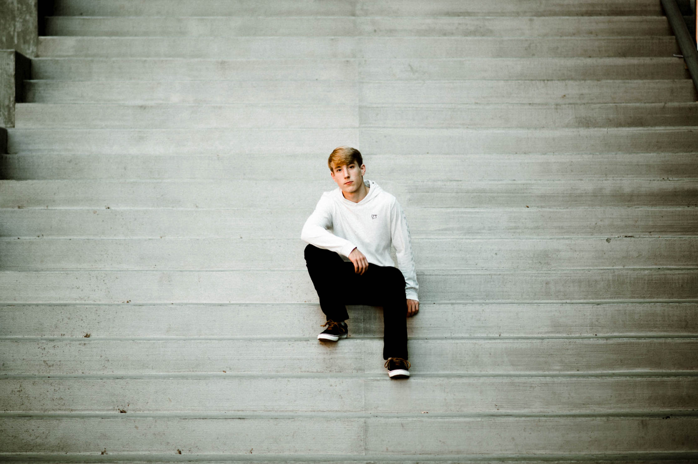 outfit inspo and guide for high school senior photos and pics in portland, beaverton, hillsboro, tualatin, tigard, lake oswego, and forest grove oregon by PNW senior portrait photographer Dionne Kraus