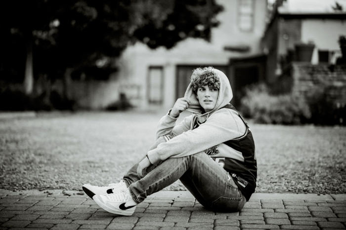 outfit inspo and guide for high school senior photos and pics in portland, beaverton, hillsboro, tualatin, tigard, lake oswego, and forest grove oregon by PNW senior portrait photographer Dionne Kraus