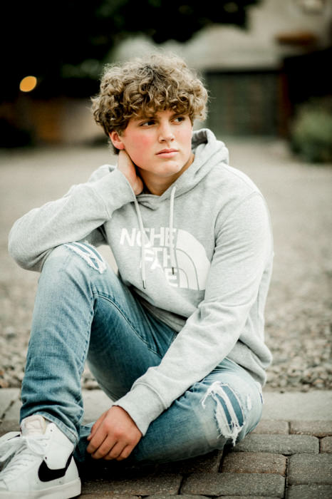 outfit inspo and guide for high school senior photos and pics in portland, beaverton, hillsboro, tualatin, tigard, lake oswego, and forest grove oregon by PNW senior portrait photographer Dionne Kraus